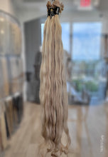 Load image into Gallery viewer, Keratin Tips #16/613 Wavy (Brazilian Line)